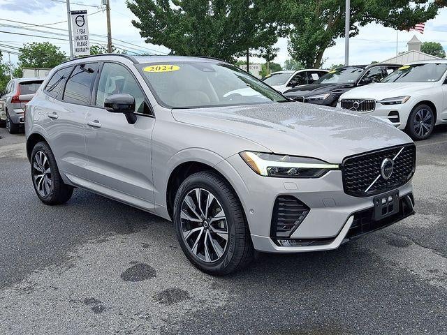 2024 Volvo XC60 B5 AWD Plus Dark Theme in Silver Dawn Metallic — front three-quarter view