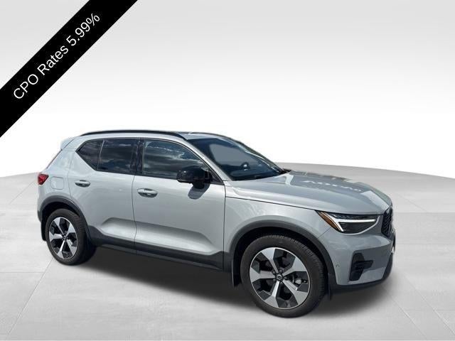 2024 Volvo XC40 B5 AWD Plus Dark Theme in Gray Metallic — front three-quarter view