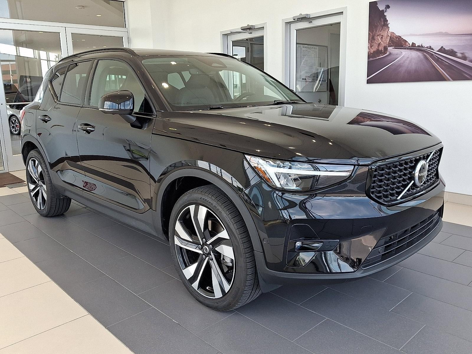 2024 Volvo XC40 B5 AWD Plus Dark Theme in Onyx Black Metallic — front three-quarter view