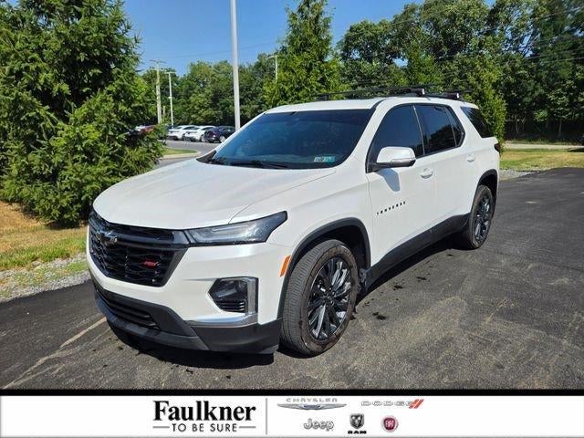 2023 Chevrolet Traverse AWD 2LT in Iridescent Pearl Tricoat — front three-quarter view
