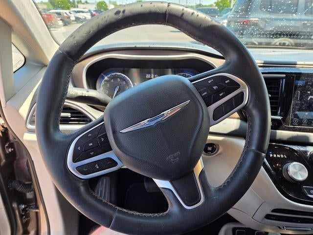 2017 Chrysler Pacifica — side profile view